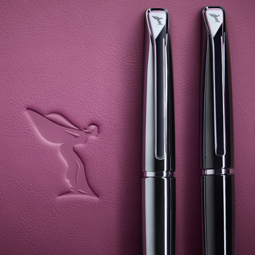 <p>欢庆女神圆珠笔延续了劳斯莱斯汽车的经典设计语言,经由工匠们的精细抛光,呈现出独特的精致感。圆珠笔提供黑色与灰色两种优雅色调。</p>
<p>笔身采用了与高级定制音响系统相同的抛光PVD饰面。不仅外形优雅,而且坚固耐用,是彰显奢华品味的理想之选。</p>