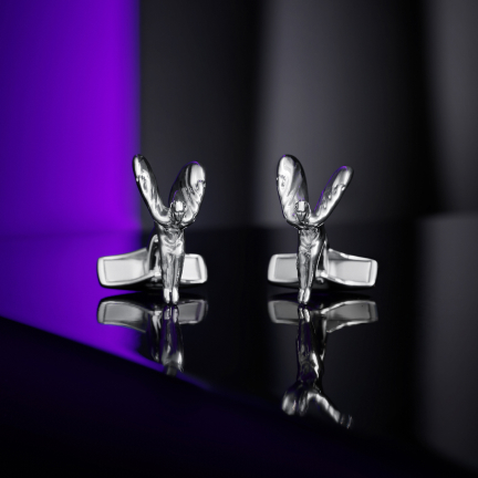 <p>欢庆女神袖扣能为您的日常生活增添一抹精致。每一副袖扣皆选用925纯银精工细作,表面或镀以闪耀的铑银色,或覆以深邃的钌灰色,无论是哪一种饰面,都能令您的装扮更显精致与高雅。</p>