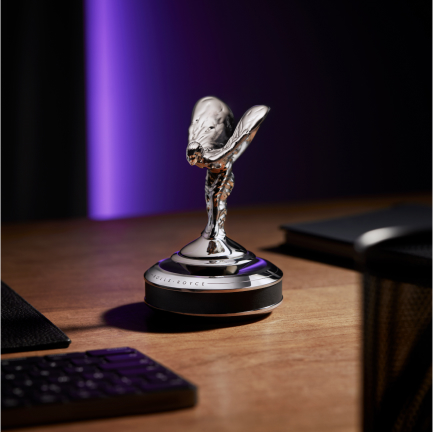 <p>欢庆女神源自查尔斯·赛克斯所设计的一尊雕像,经亨利·莱斯授权,自1911年起便成为每一辆劳斯莱斯汽车的标志性象征,至今仍是劳斯莱斯汽车品牌的代名词。这尊雕像采用传统失蜡铸造工艺,以不锈钢铸造而成。如今,这尊风格现代的欢庆女神,衣袂飘逸地矗立在经过精工铣削与抛光处理的底座之上,底座饰面选用碳纤维材料或劳斯莱斯汽车特有的天然粒面真皮,尽显奢华与精致。</p>