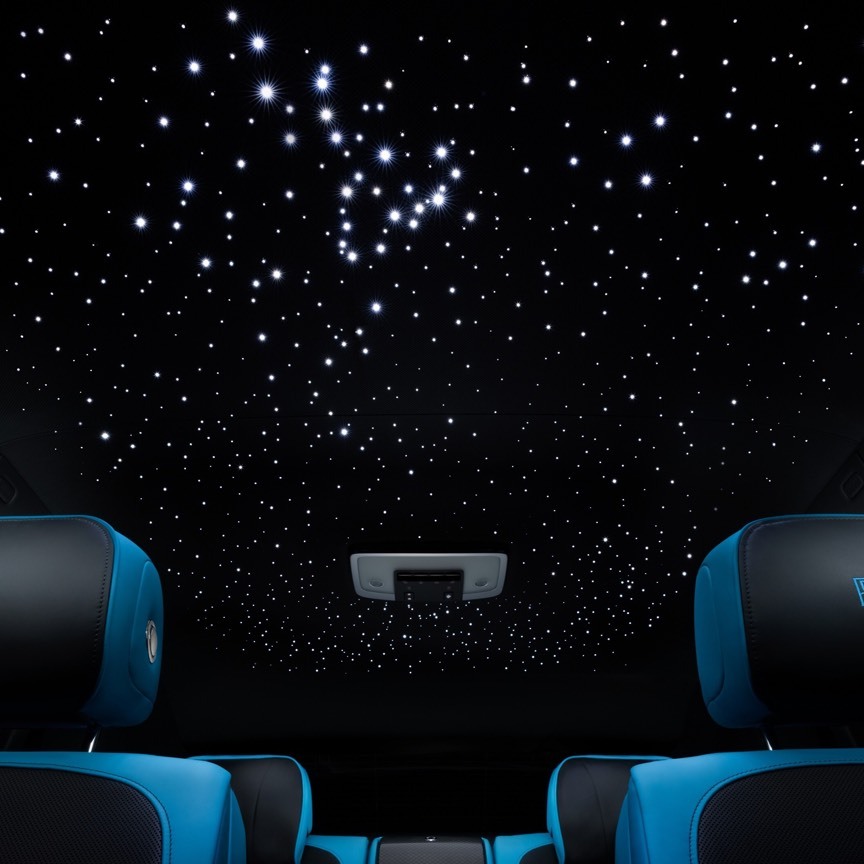 <p>将您的车顶变为满天星斗的迷人夜空。多达数百颗光纤星星,共同营造出梦幻的氛围。您可以通过前排的控制装置随心调节“星星”的亮度,以实现最符合您心境的美妙星空。<br>
<br>
在制作工艺上,首先要对真皮进行打孔处理,精确核算出800-1600个孔,再将光纤灯嵌入这些孔内。劳斯莱斯汽车的工匠大师还要进一步调整每一颗星星的高度,并将其设置在透光真皮表面,确保每一颗星星都能熠熠闪耀。</p>