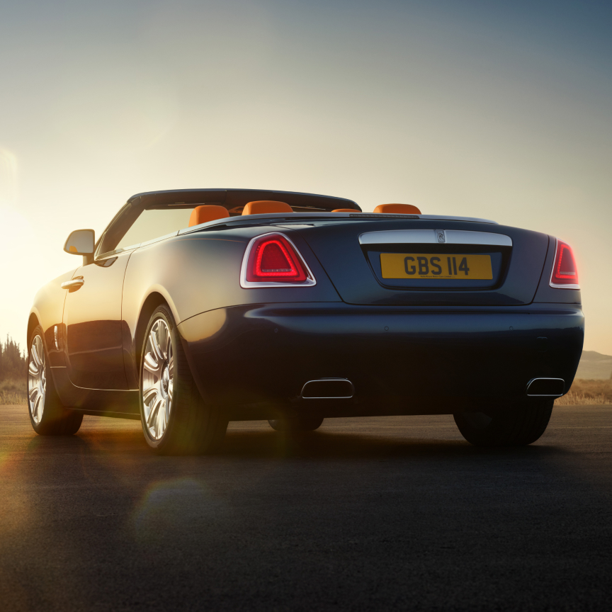 <p>被盗车辆追踪器将安装在车辆隐蔽位置,可以便捷追踪车辆位置,让您更安心。</p>
<p>这一车辆追踪系统经过Thatcham车辆安全标准认证,它利用全球定位系统(GPS)和全球移动通信定位系统(GSM),能够完成10米以内的精准定位,为您提供顶级车辆安全服务。</p>
<p>本套车辆追踪系统可装配在古思特、魅影,和曜影系列车型上。我们提供1年或4年的付费服务订阅。车辆追踪器可以在车辆受到盗抢、破坏或拖拽等情况下为车辆提供保护,是值得车主信赖的每一辆劳斯莱斯汽车的必备装置。</p>
<p>产品亮点</p>
<ul>
<li>驾驶者自动识别 - 如果车辆被盗,即使盗车人持有车主的钥匙,系统也会向安全运管中心报警。</li>
</ul>
<ul>
<li>发动机限制启动 - 安全控制中心将在警方授权后启动这一功能,以避免发动机重新启动。</li>
</ul>
<ul>
<li>破坏警报 - 这一功能将在车辆电池断开、放电,或系统连接线被切断时启动。</li>
</ul>
<ul>
<li>拖曳警报 - 当点火开关处于关闭状态且驾驶者识别卡不在车内时,监测到车辆发生移动就将激活警报。</li>
</ul>
<ul>
<li>系统健康检查 - 系统将定期展开自检。</li>
</ul>
<ul>
<li>被盗记录 - 每分钟记录盗抢情况,帮助警方判罪。</li>
</ul>
<ul>
<li>精确的GPS追踪 - 精准定位于目标10米内。</li>
</ul>
<ul>
<li>国际性GSM覆盖 - 支持通过本地语言与警方沟通,并在全欧洲范围内寻找失窃车辆。</li>
</ul>
<ul>
<li>保险认证 - 符合 Thatcham 安全标准体系对被盗车辆追踪系统的认证要求。</li>
</ul>