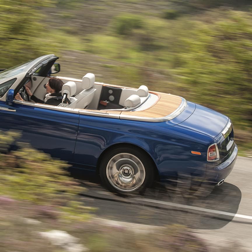 <p>柚木后窗台板的设计灵感源自游艇,每一块台板均由30多件独立组件手工精心打造,并涂覆有专门调配的保护油,以确保其持久的美观与耐用性。</p>