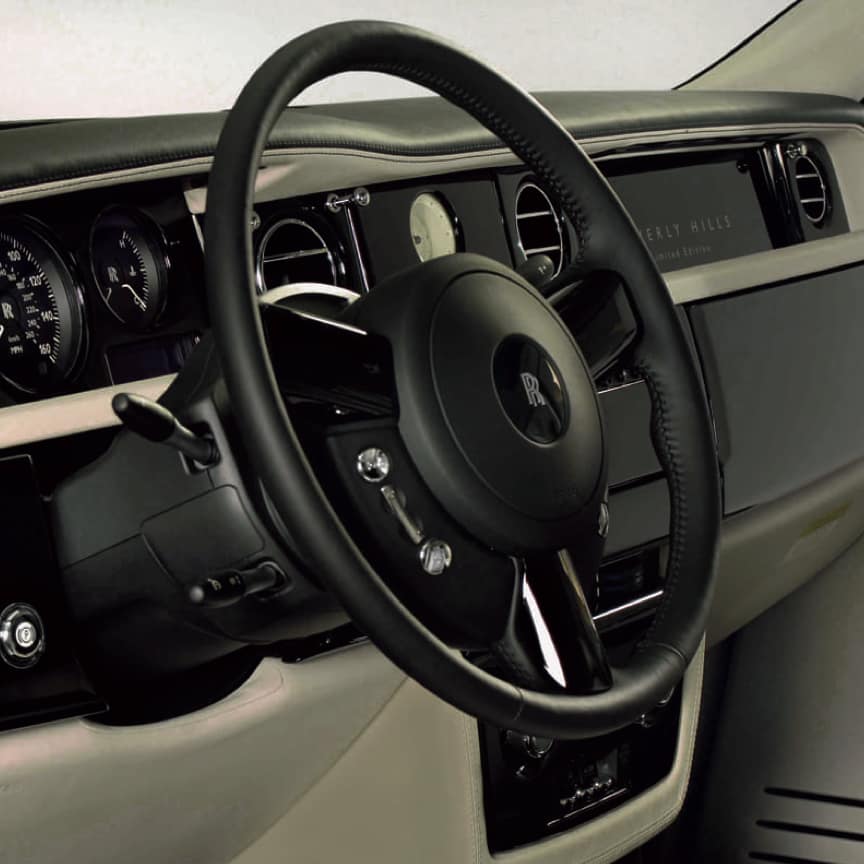 <p>选装加粗方向盘比标准方向盘粗4毫米,可实现更扎实的抓握感和更动感的驾驶体验。</p>