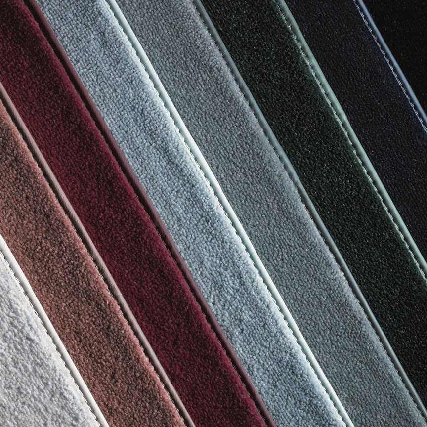 <p>簇绒定制脚垫舒适而耐用,有多种颜色可供选择,和谐匹配车辆的内饰风格。
</p>