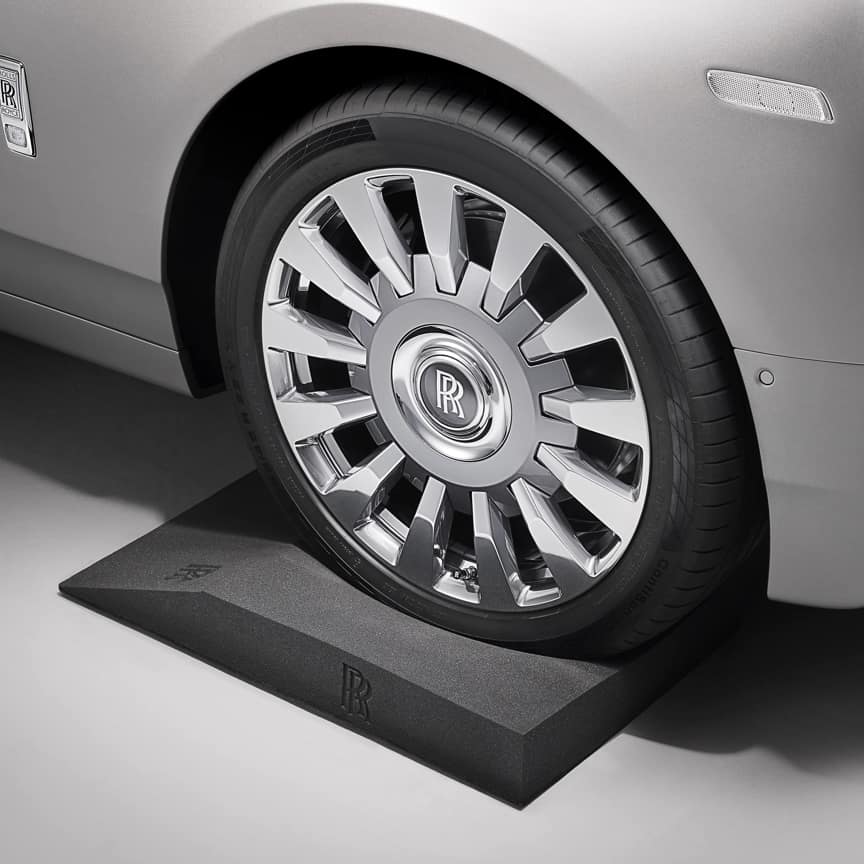 <p>避免因长期存放而导致的轮胎压力不均。这款轮胎支撑垫采用独特的耐用材料制成,并饰有精美的劳斯莱斯字标,能够便捷地完成劳斯莱斯车辆的搭载与定位。</p>