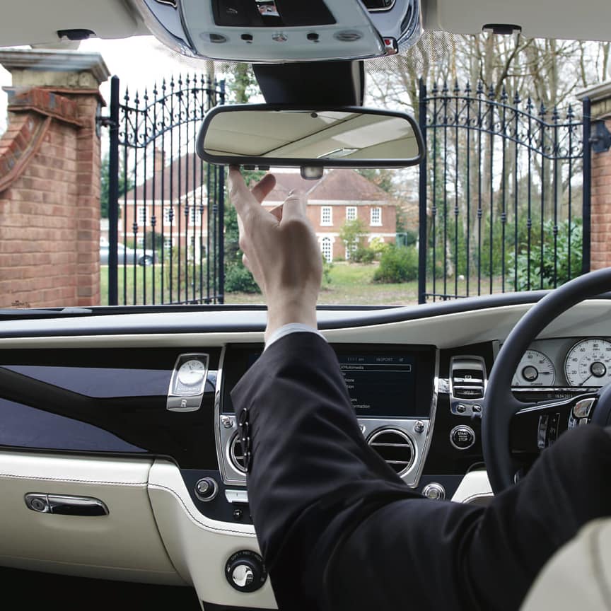 <p>控制按钮安装在流媒体后视镜上,令您的操作流畅而方便。这些按钮可以用来对一系列功能进行编程设置,如开关车库大门,以及启动或停用灯光或其他电气设备等。</p>
<p>请注意:在某些国家,遥控功能的使用有所限制。</p>