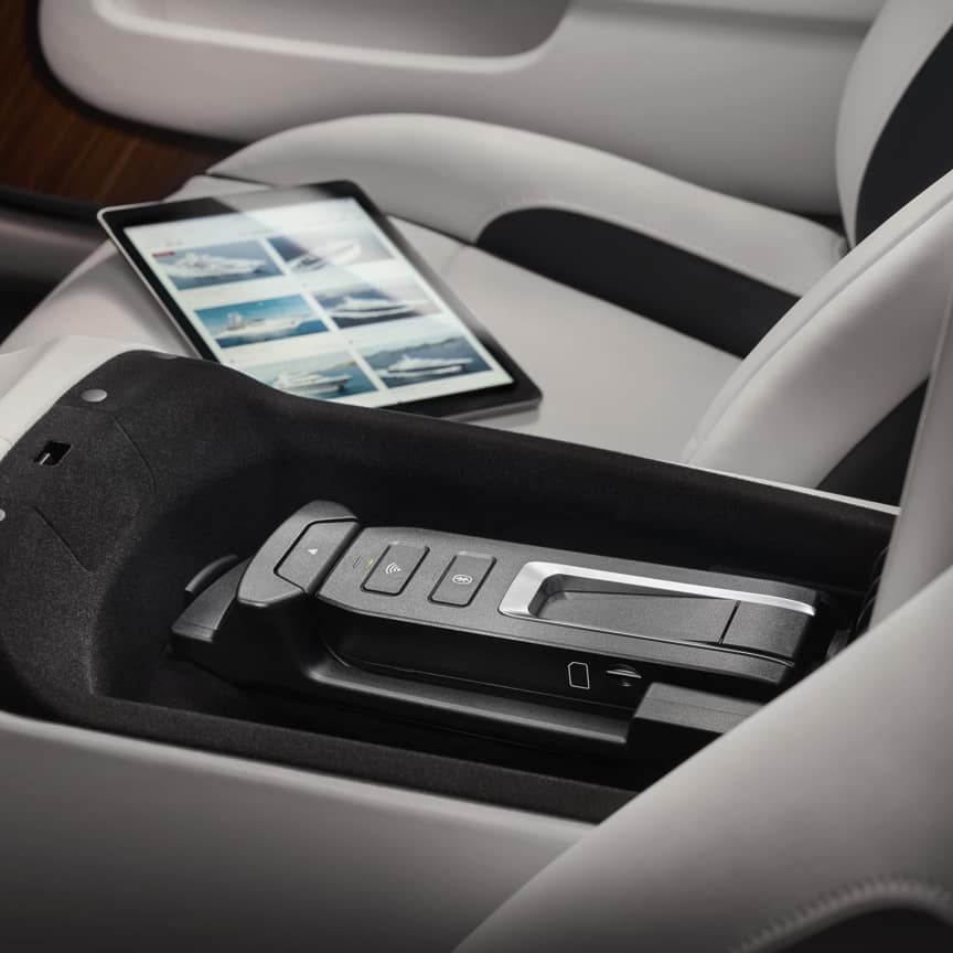 <p>您可以随时浏览互联网并查阅邮件,无论车辆是否在行驶中,皆无需担心掉线。无线车辆热点安装在前排中央扶手上,可以连接多个 WLAN 设备,还能在不同网络之间自动切换,从而确保最理想的连网效果。</p>