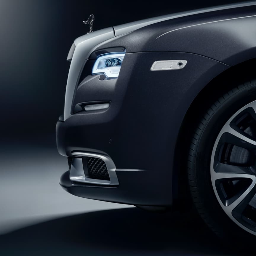 <p>魅影和曜影的空气动力学嵌件,令以驾驶者为中心的设计理念一目了然。这一选装配置可以改变车身造型,将古德伍德劳斯莱斯汽车之家的卓越工程能力展现无遗。</p>
<p>气动插件可以选择黑色或银色涂装,也可以涂装指定的其他个性化颜色。</p>