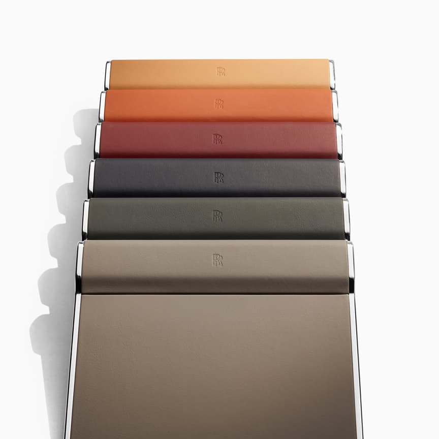 <p>手工精制的高品质书写板选用劳斯莱斯皮革材料,带来轻松愉悦的工作体验。书写板提供多种颜色选择,可精准匹配内饰的皮革色调;不使用时,可将其整齐收纳于后排座椅的储物袋中,尽享便捷与优雅。</p>