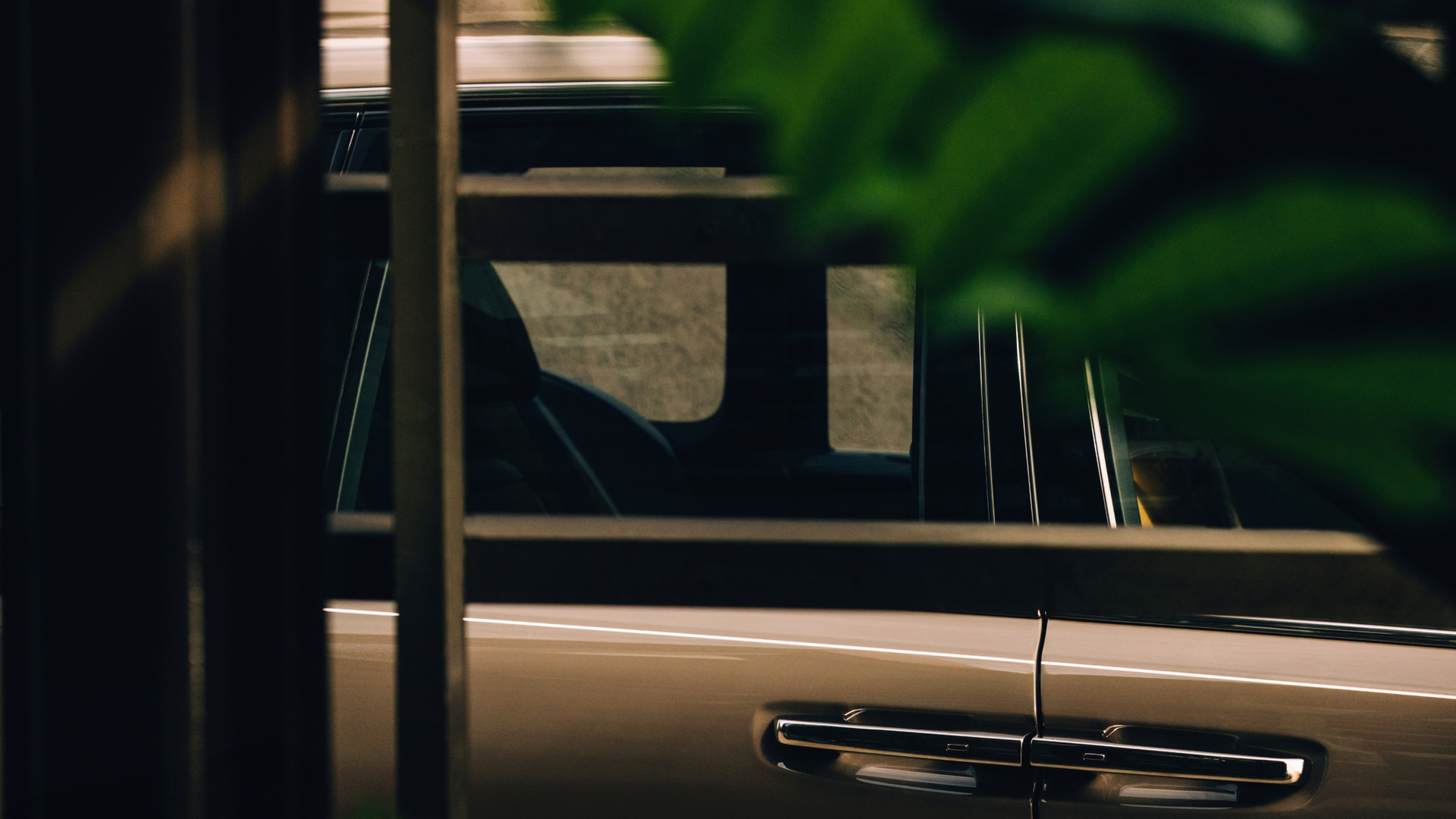 Side view of a Rolls-Royce Cullinan Series II throw a window