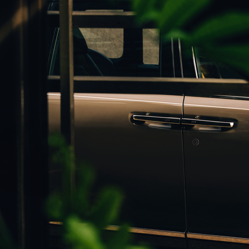 驭世气度，臻艺呈现。精湛工艺缔造出惬意之享，睥睨天地的卓越风姿，于此浑然天成。