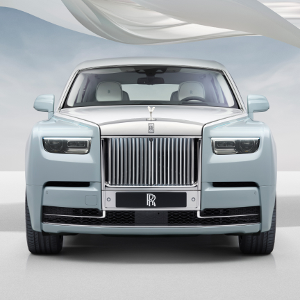 劳斯莱斯幻影“荧彩烁光”优雅灵动的设计引发观者联想到“欢庆女神”令人惊叹的至美瞬间：其精致华美的内饰设计灵感汲取自汽车悄然驶过时，女神随风而起的翩跹衣袂。